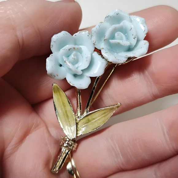 Vintage CORO Baby Blue Porcelain Double Rose Enameled Leaf Brooch Pin - Picture 8 of 11